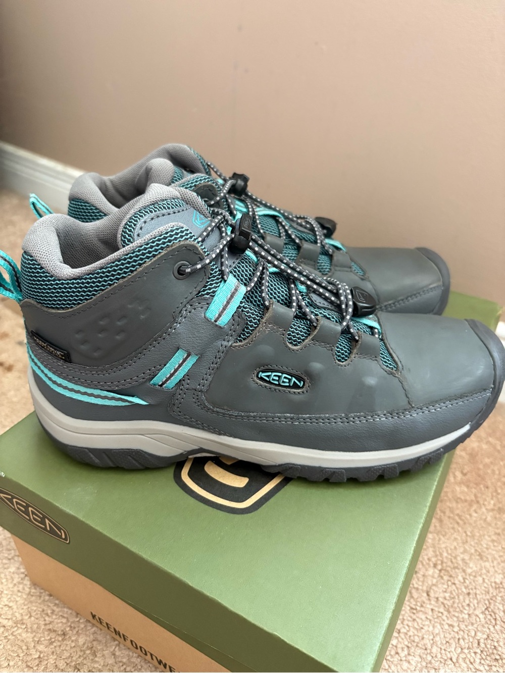 NEW Keen Kids Waterproof Hiker boots, size 4.